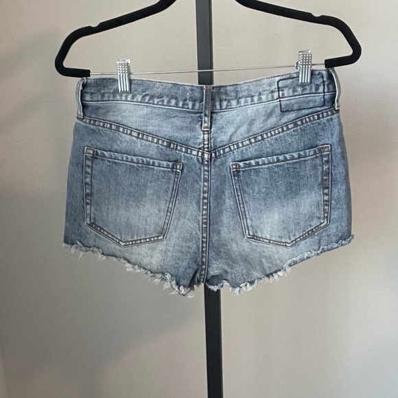 Free People We The Free Button Fly Denim Shorts Size 28 - Picture 2 of 3